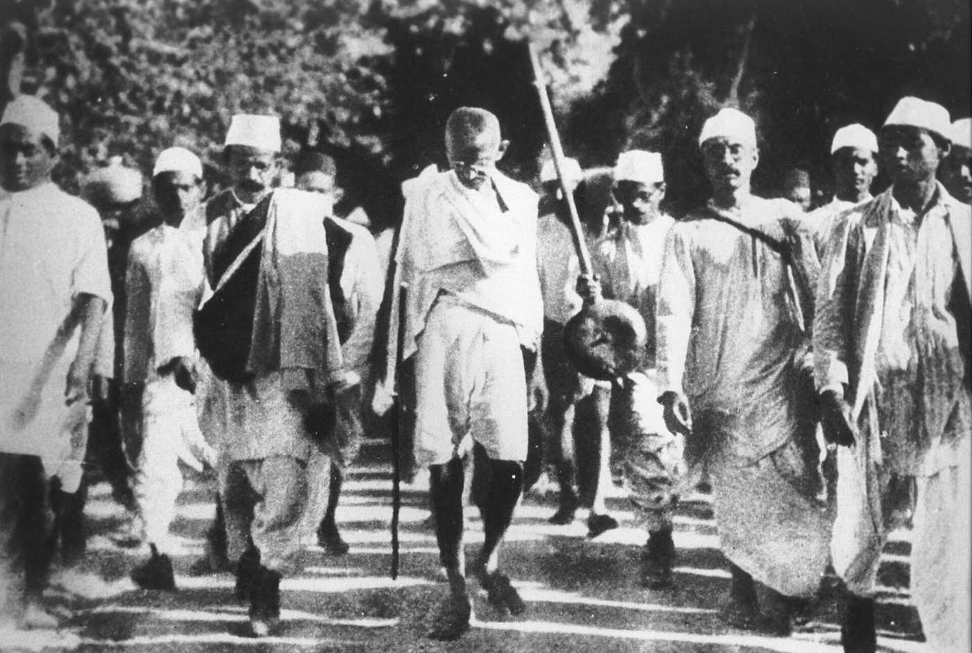 दांडी यात्रा में गांधी जी आगे चलते हुए, पीछे साधारण लोगों की लंबी क़तार
