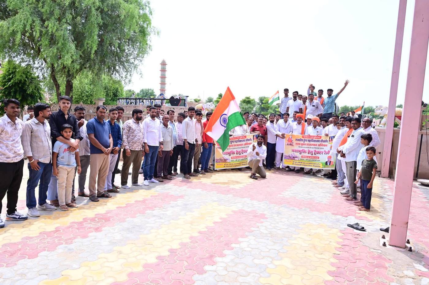 तिरंगा थामे युवाओं का समूह मंदिर प्रांगण में